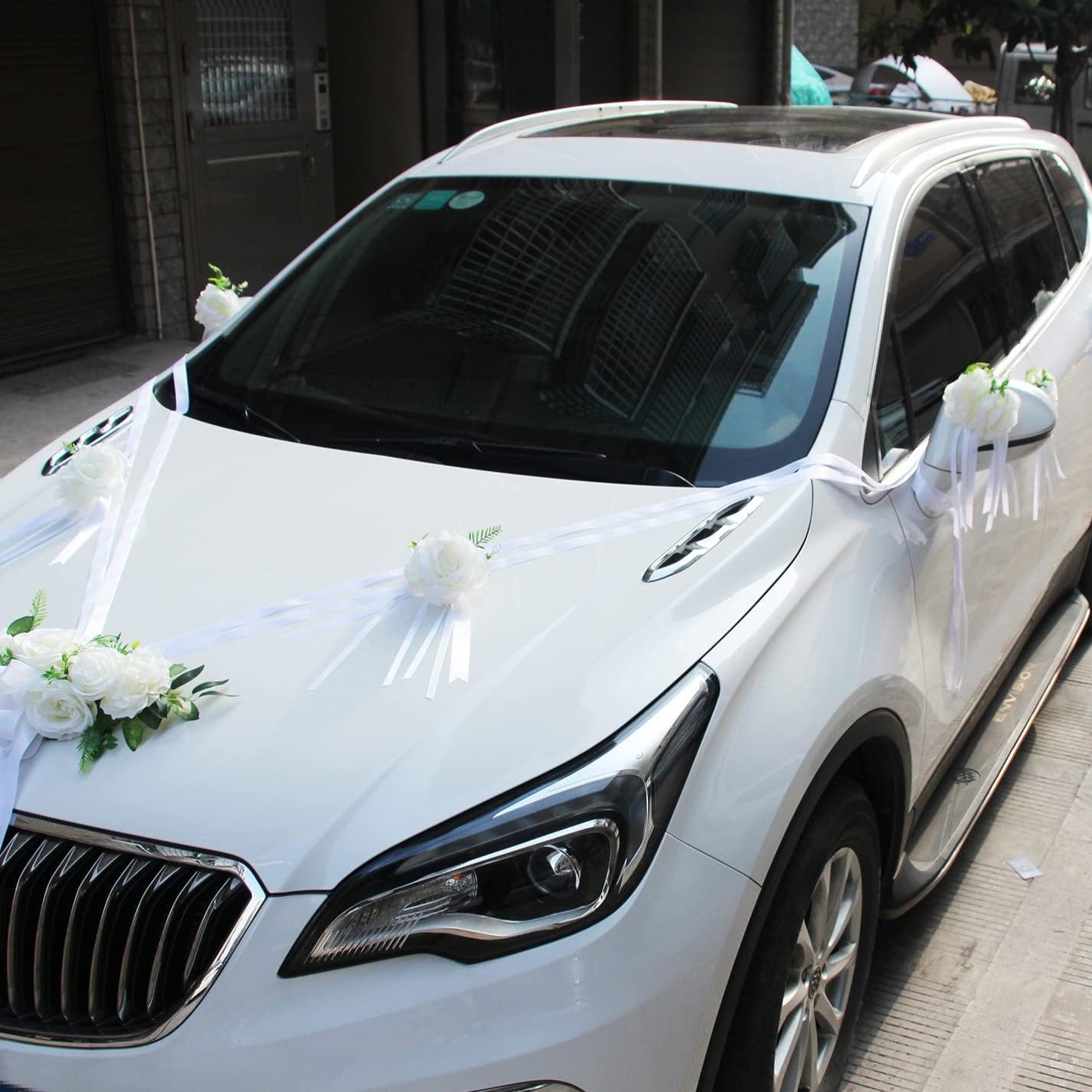 Décoration Voiture de Mariage Fleurs Blanches