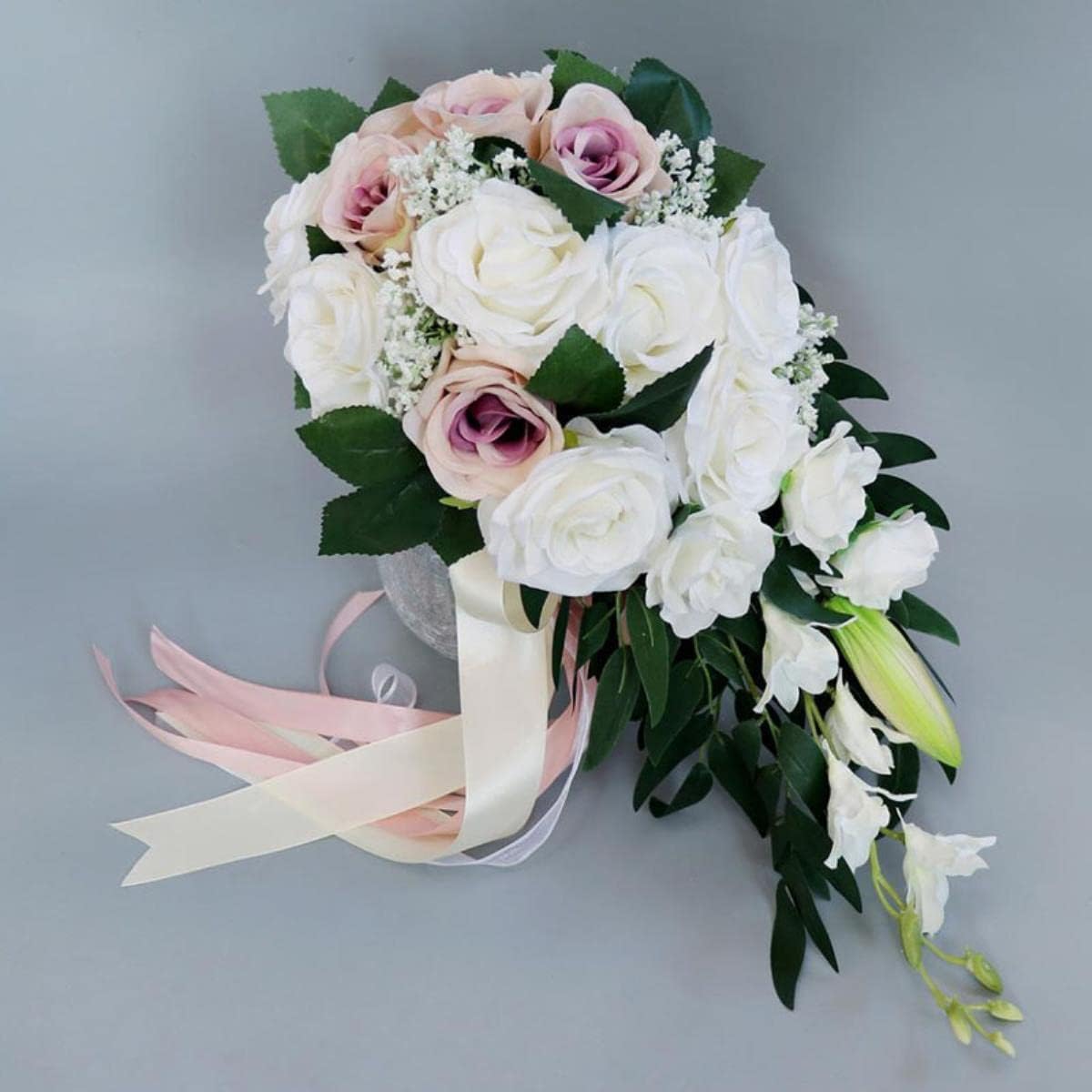 bouquet-de-mariee-artificiel-en-cascade-avec-des-roses-blanches-et-des-touches-de-gypsophile-tenu-par-une-mariee-rose