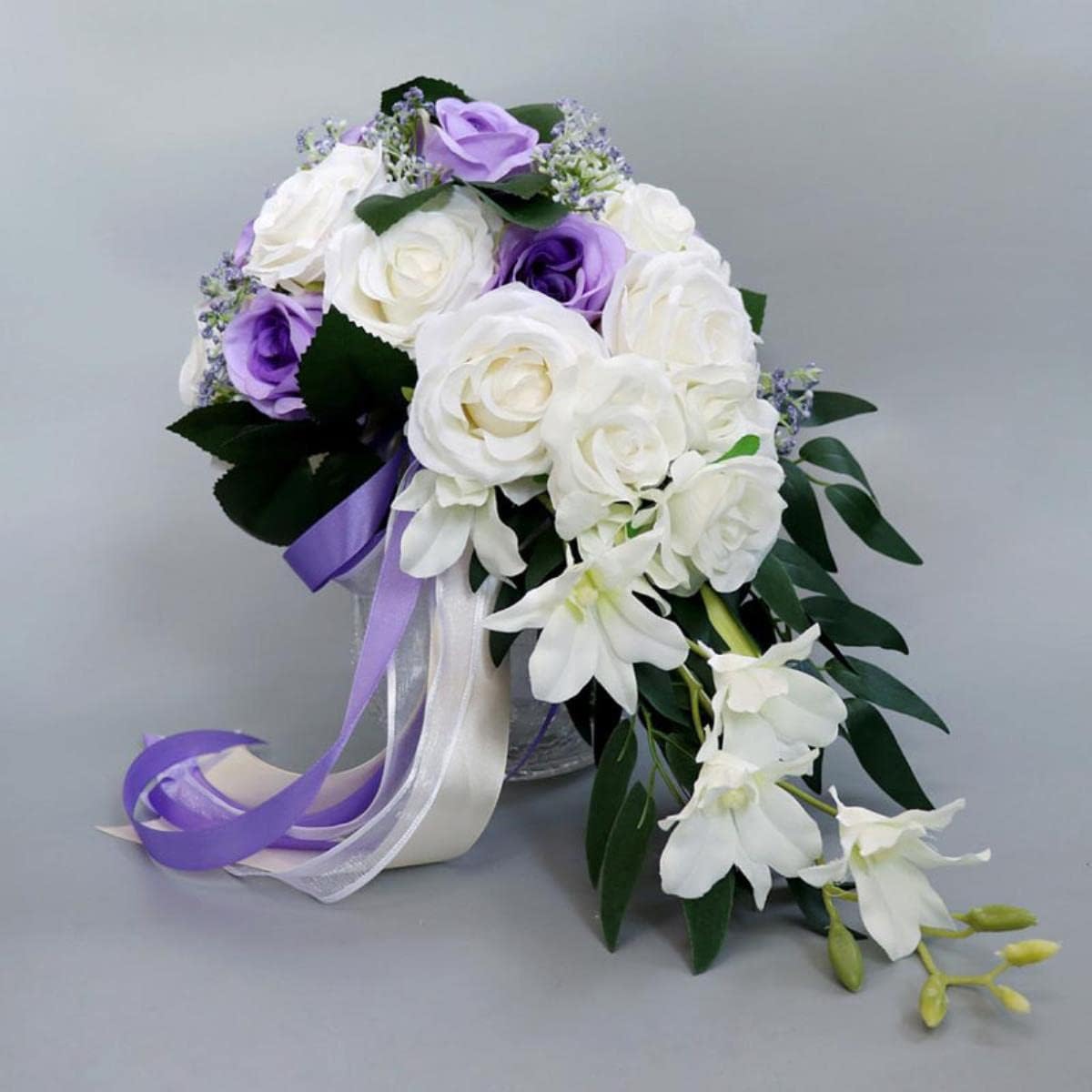 bouquet-de-mariee-artificiel-en-cascade-avec-des-roses-blanches-et-des-touches-de-gypsophile-tenu-par-une-mariee-violet