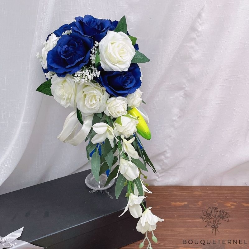 Bouquet de Mariée en Cascade Bleu et Blanc Bleues