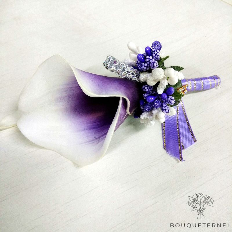 Boutonnière de Fleur de Lys Calla Violette