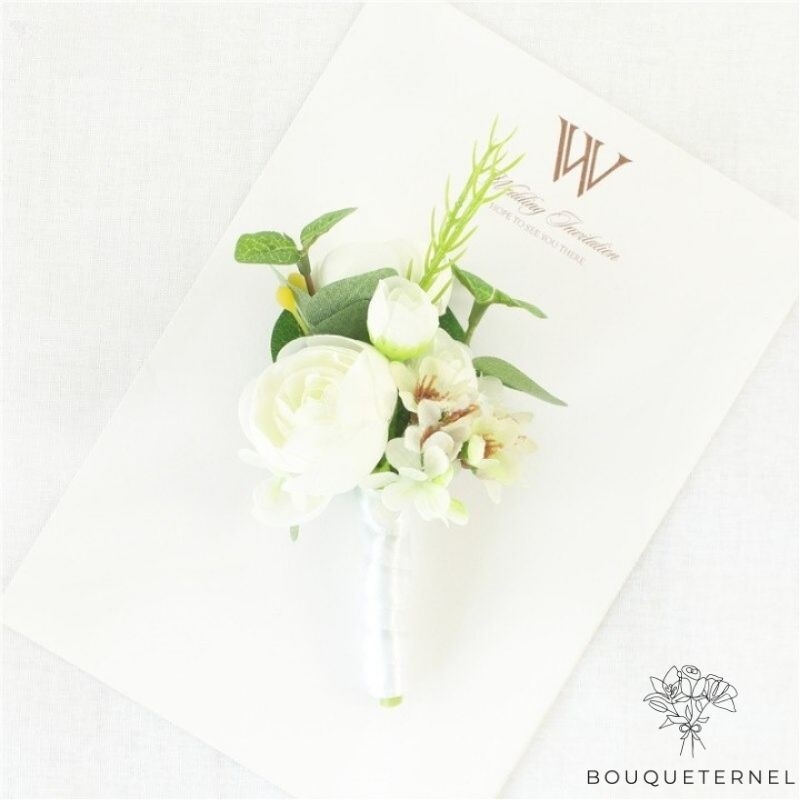 Boutonnière Blanche de Mariage pour Homme Renoncule & Eucalyptus