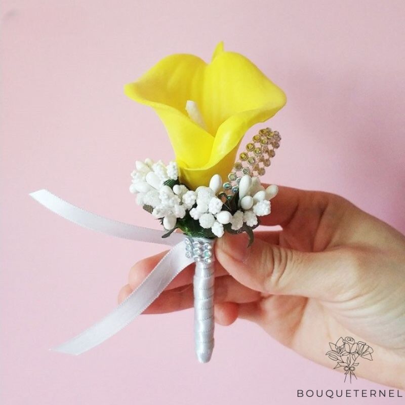 Fleur de Lys Calla en Boutonnière Jaune